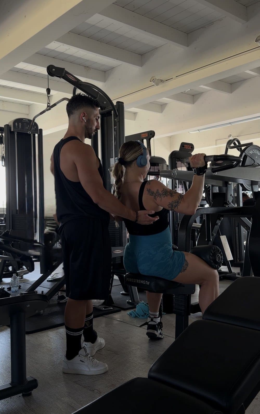Jacopo Di Mario segue un'atleta durante un allenamento in palestra